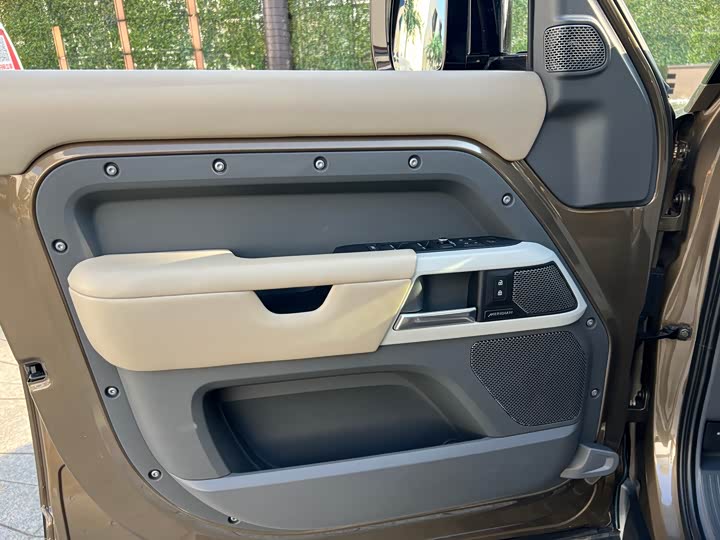 Фото 20 - Land Rover Defender