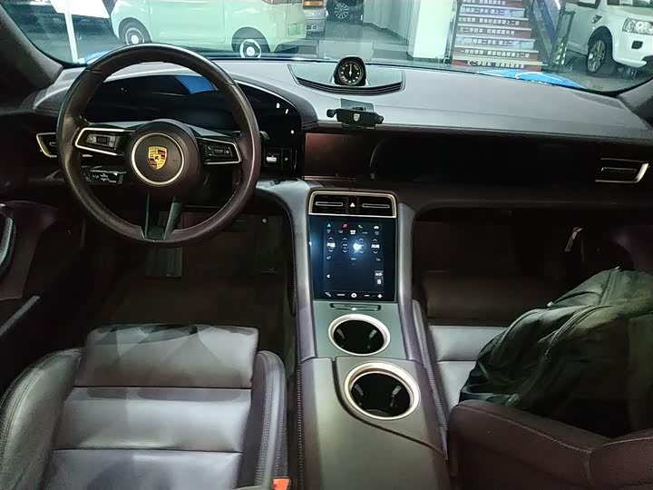 Фото 13 - Porsche Taycan