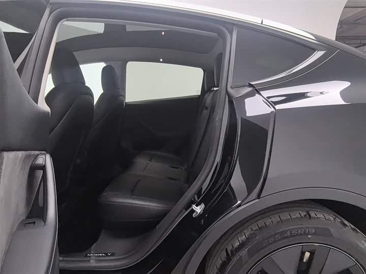 Фото 15 - Tesla Model Y