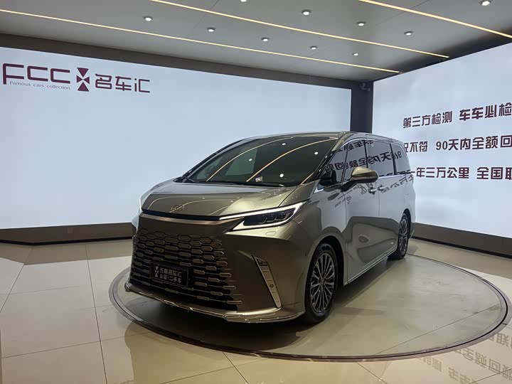 Фото 1 - Lexus LM