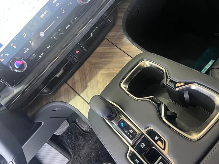 Фото 15 - Lexus LM