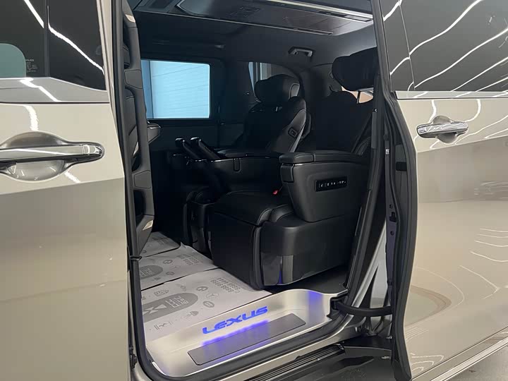 Фото 17 - Lexus LM