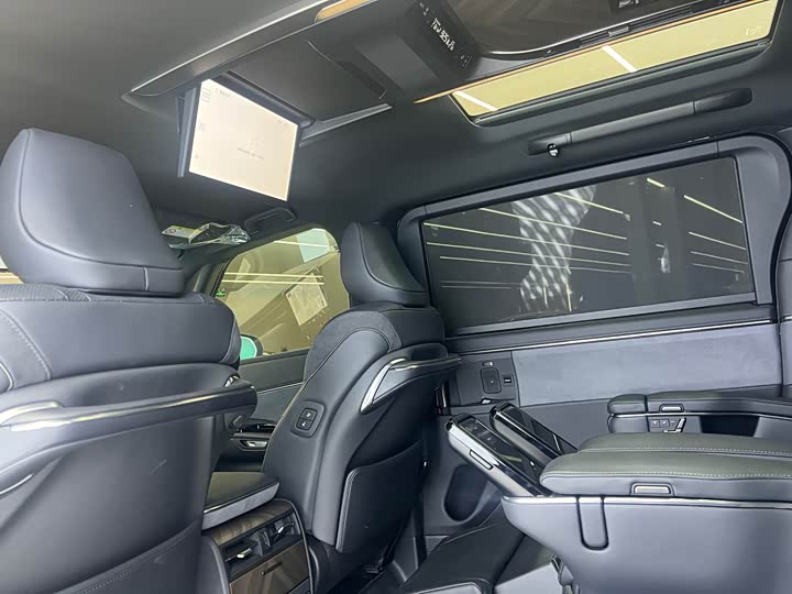 Фото 19 - Lexus LM