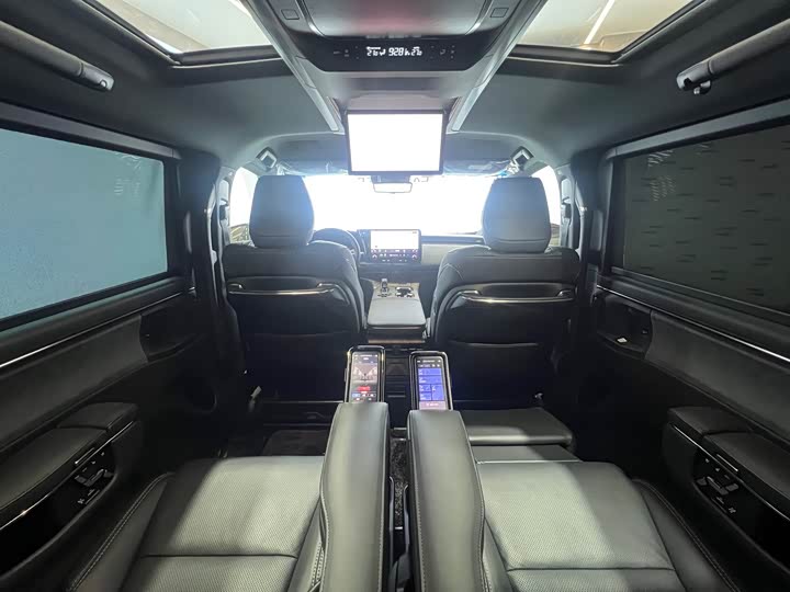 Фото 20 - Lexus LM