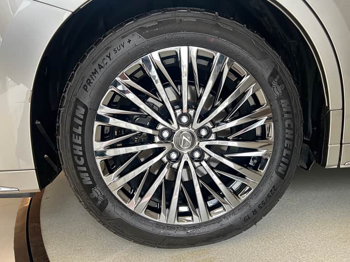 Фото 24 - Lexus LM