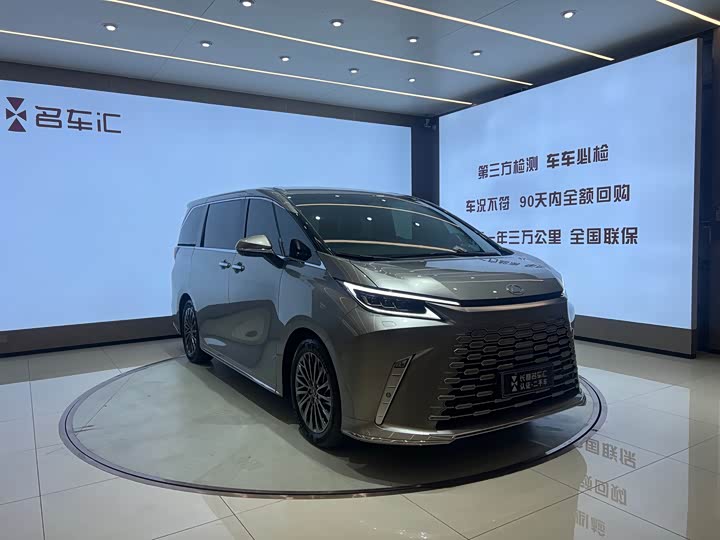 Фото 3 - Lexus LM