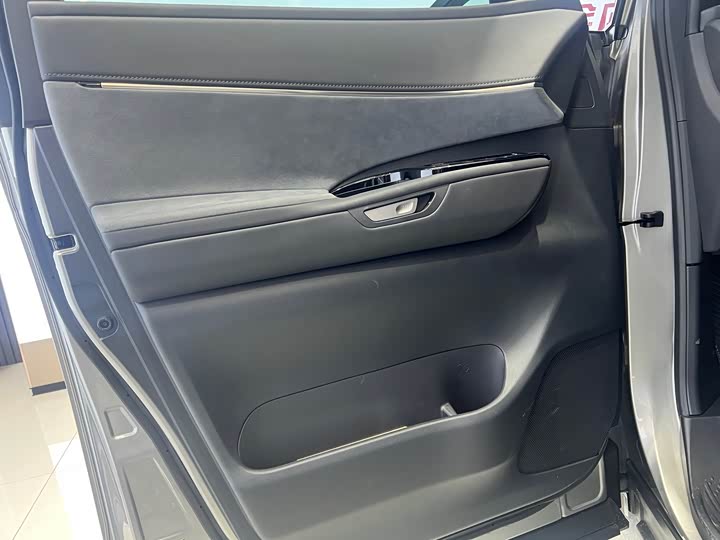 Фото 8 - Lexus LM