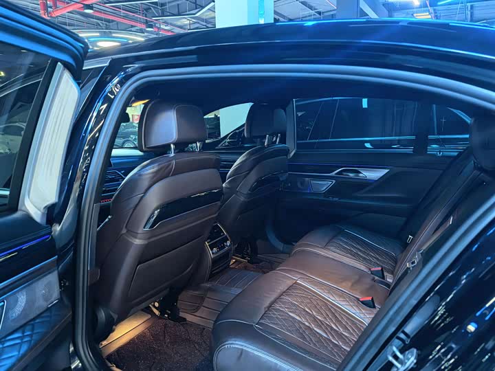 Фото 13 - BMW 7 Series