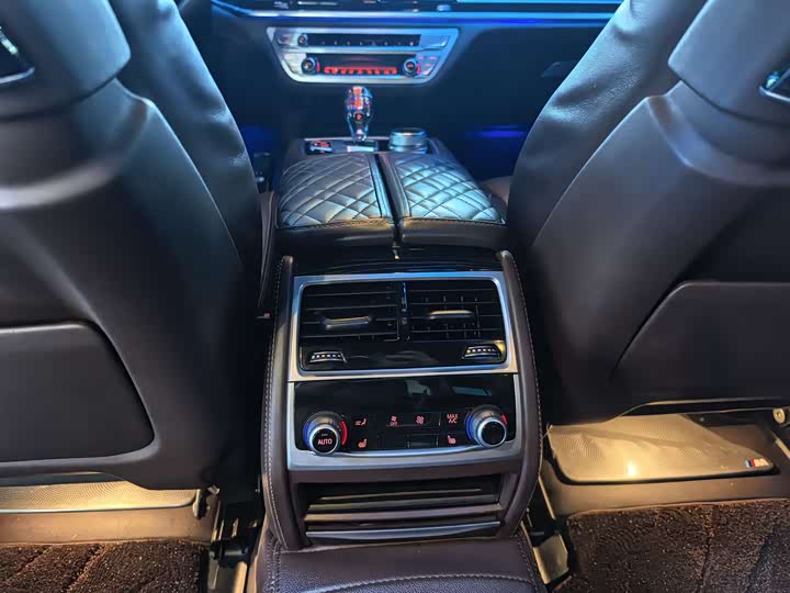 Фото 15 - BMW 7 Series