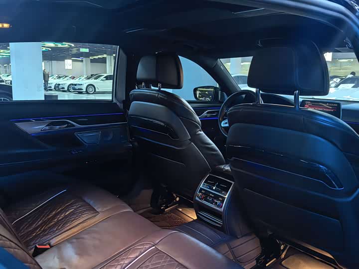 Фото 17 - BMW 7 Series