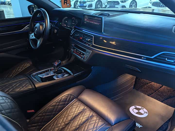 Фото 19 - BMW 7 Series