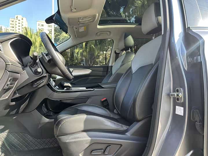 Фото 8 - Roewe RX5 Hybrid