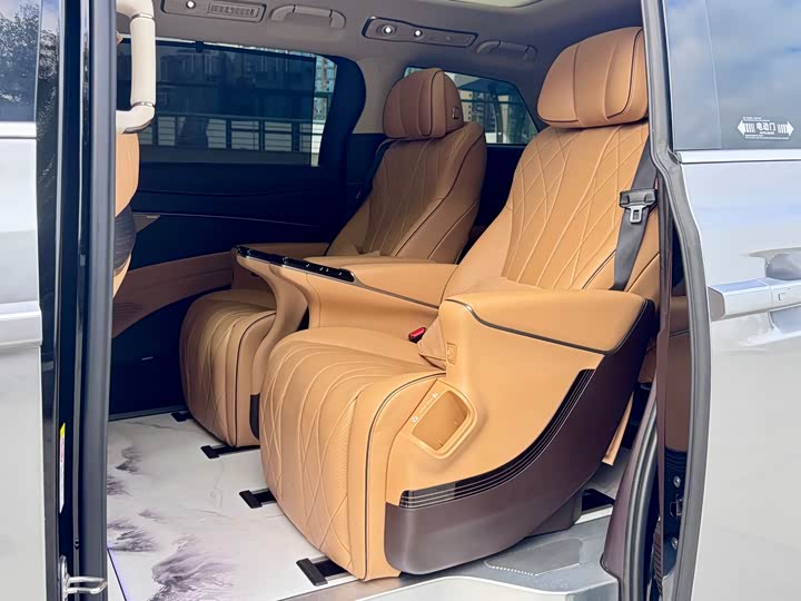 Фото 8 - Denza D9