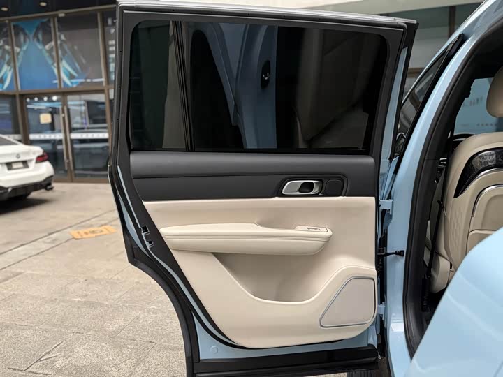 Фото 8 - LiXiang One