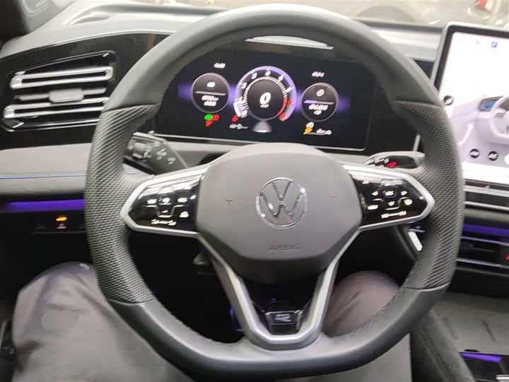 Фото 11 - Volkswagen Tiguan L Pro