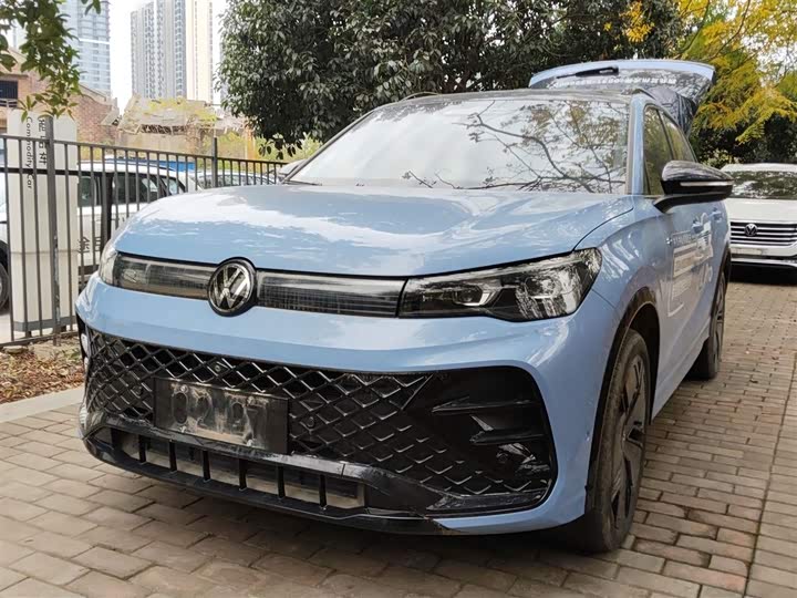 Фото 2 - Volkswagen Tiguan L Pro