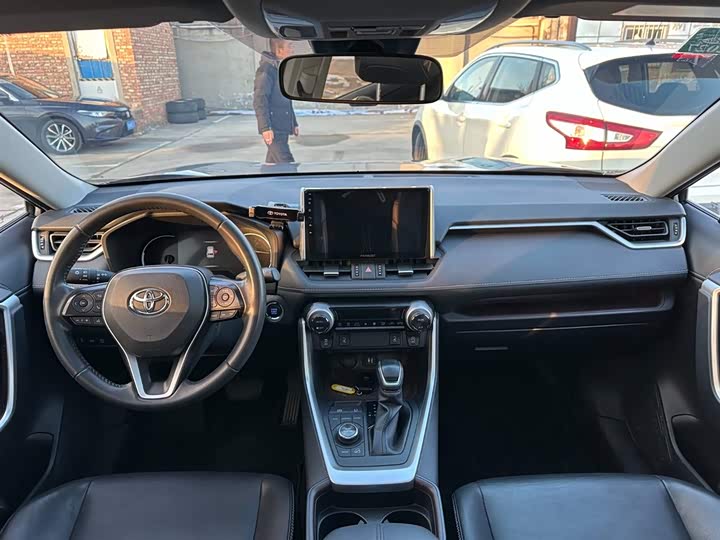 Фото 11 - Toyota RAV4