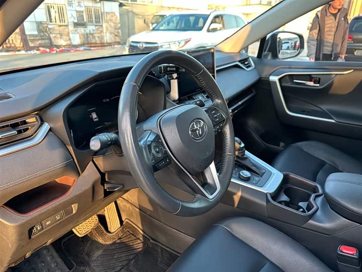 Фото 14 - Toyota RAV4