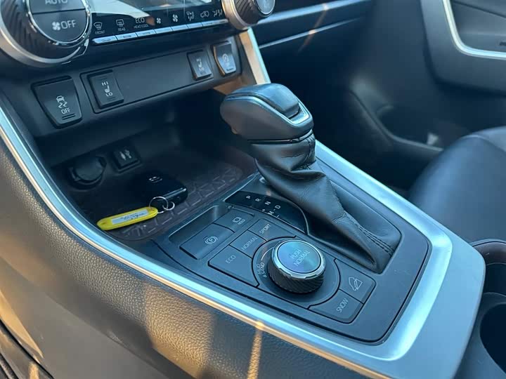 Фото 15 - Toyota RAV4