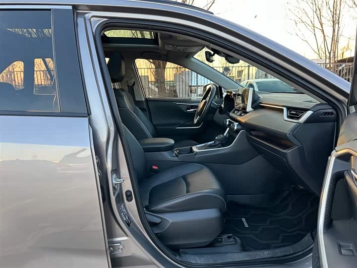 Фото 17 - Toyota RAV4