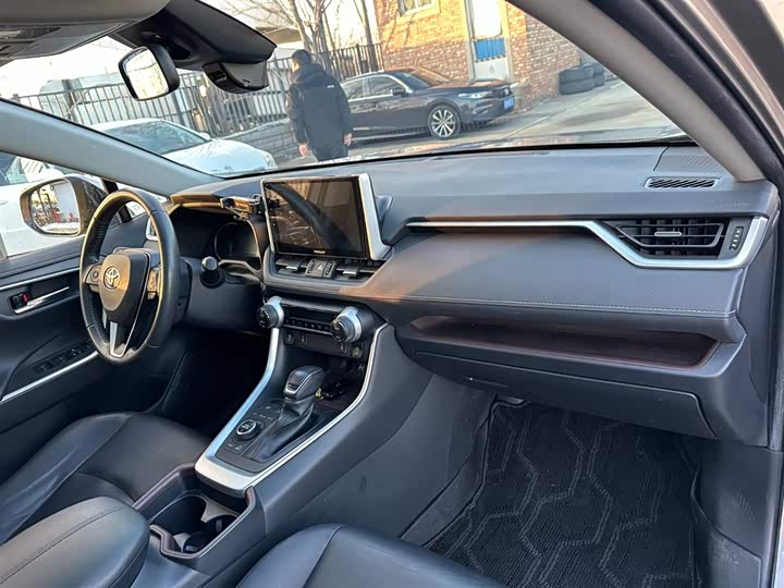 Фото 18 - Toyota RAV4