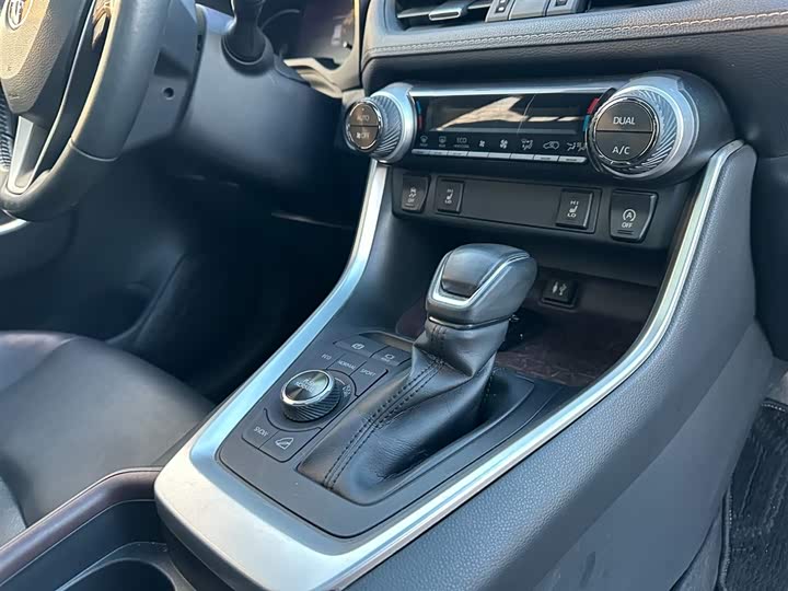 Фото 19 - Toyota RAV4