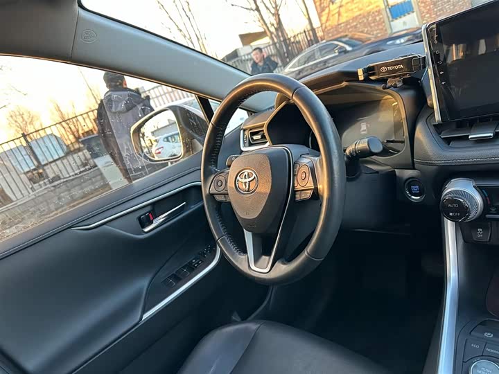 Фото 20 - Toyota RAV4