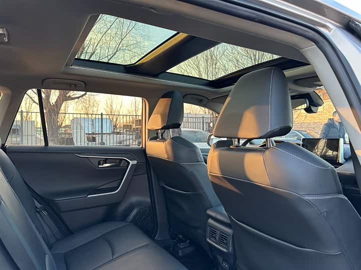 Фото 21 - Toyota RAV4