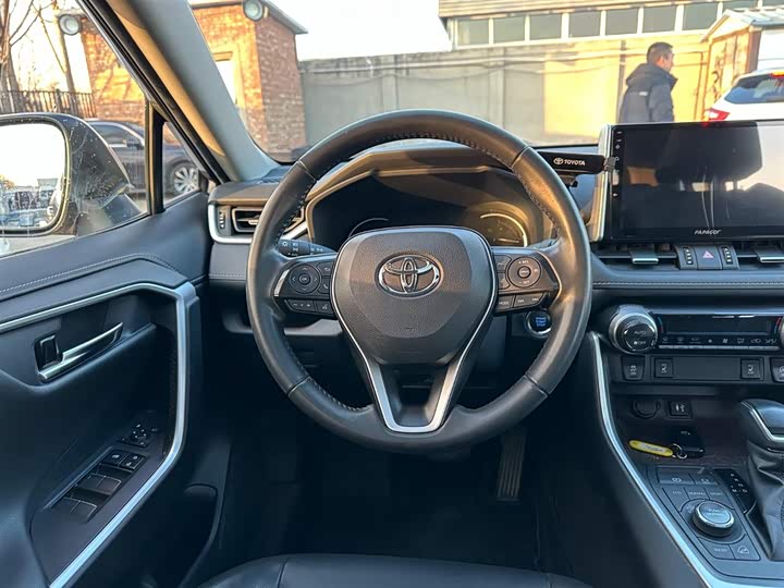 Фото 22 - Toyota RAV4