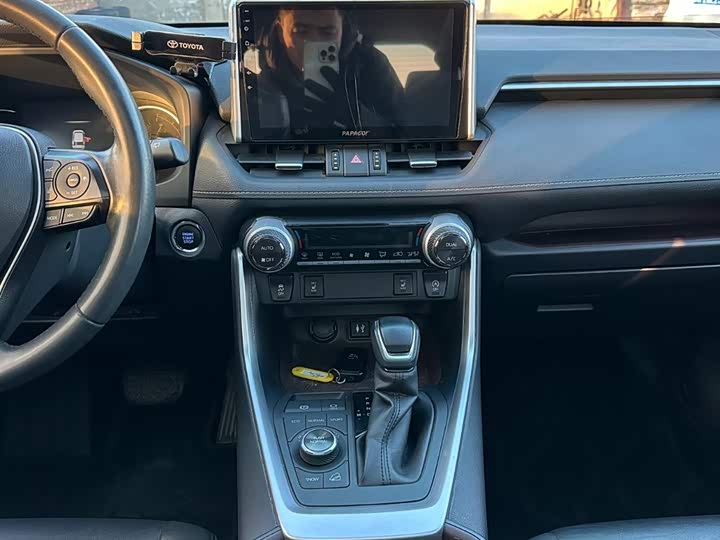 Фото 23 - Toyota RAV4