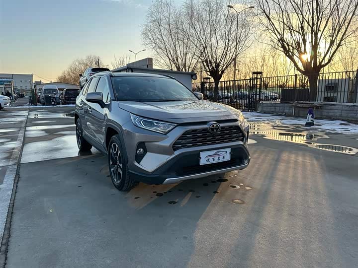 Фото 3 - Toyota RAV4