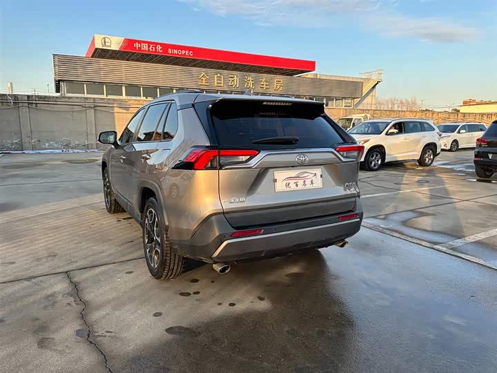 Фото 4 - Toyota RAV4