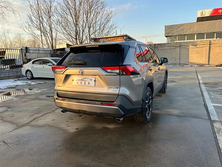 Фото 6 - Toyota RAV4