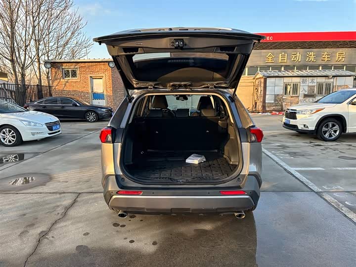 Фото 8 - Toyota RAV4