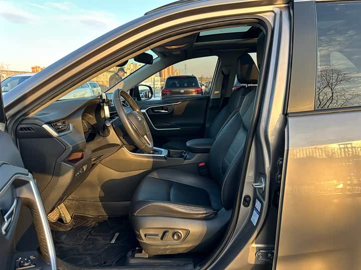 Фото 9 - Toyota RAV4