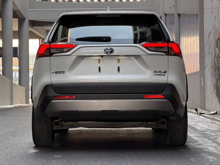 Фото 4 - Toyota RAV4