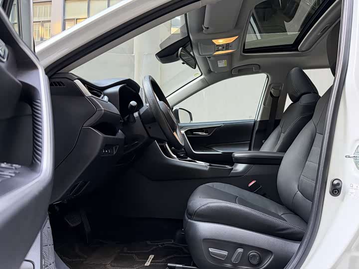 Фото 5 - Toyota RAV4