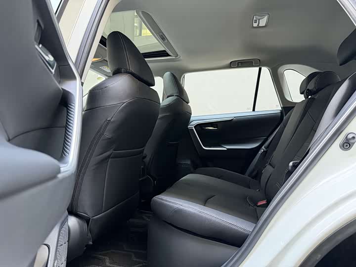 Фото 7 - Toyota RAV4