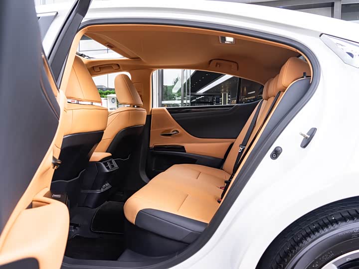 Фото 10 - Lexus ES