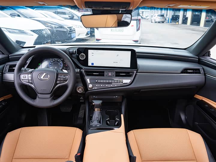 Фото 13 - Lexus ES