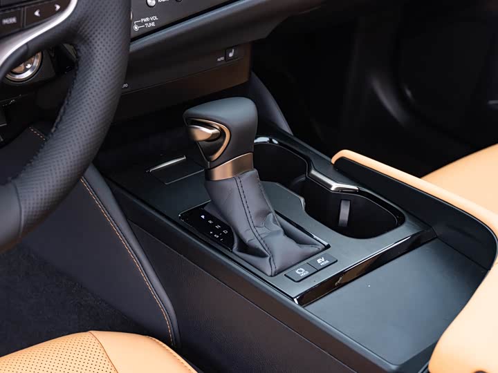 Фото 15 - Lexus ES