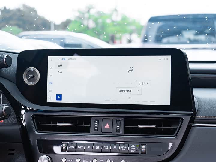 Фото 16 - Lexus ES