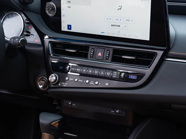 Фото 17 - Lexus ES