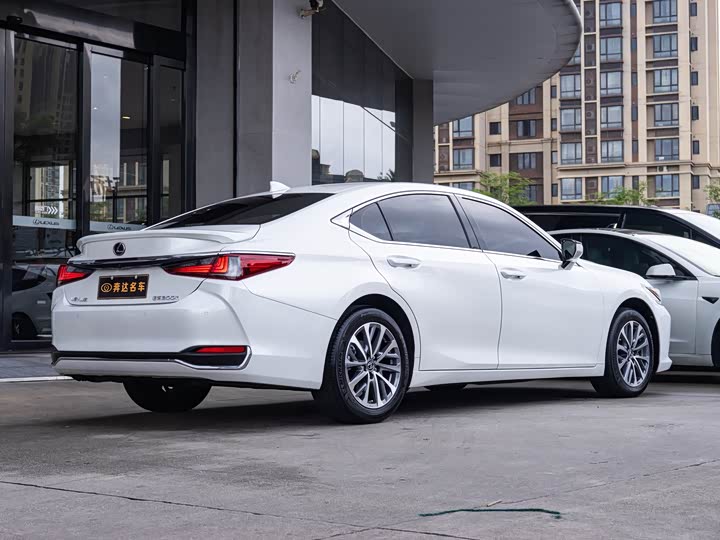 Фото 3 - Lexus ES