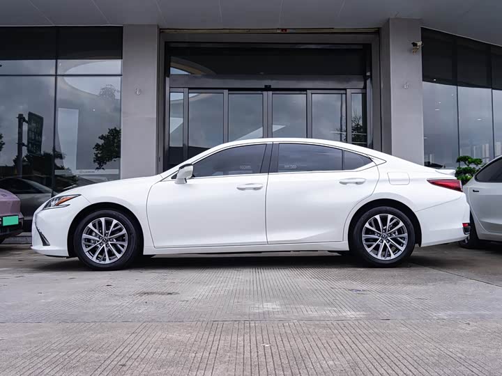 Фото 4 - Lexus ES