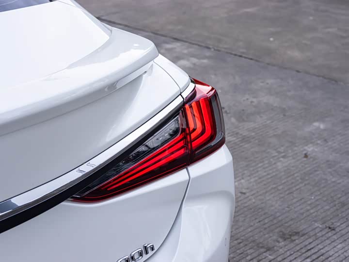 Фото 7 - Lexus ES