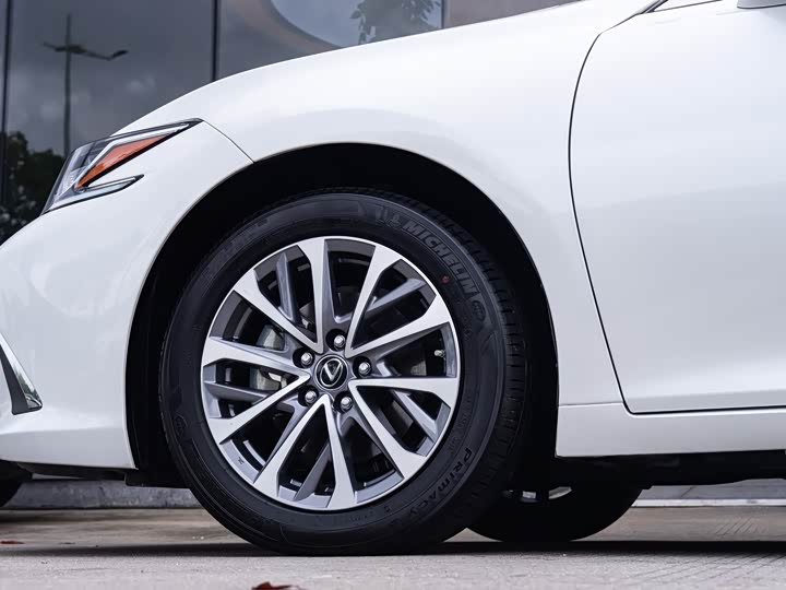 Фото 8 - Lexus ES