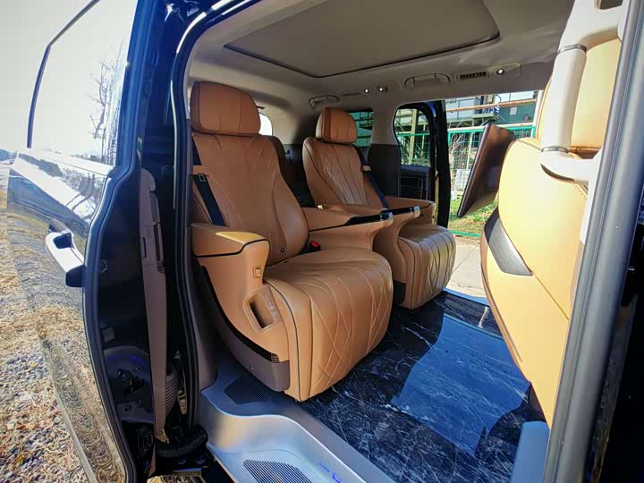 Фото 12 - Denza D9