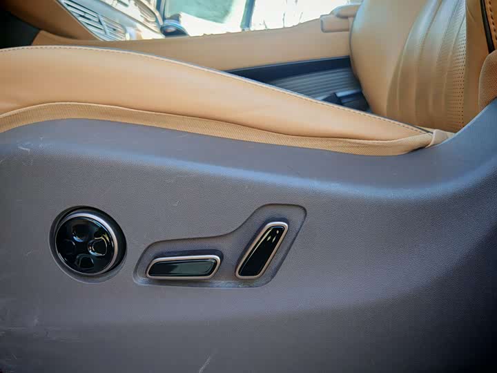 Фото 16 - Denza D9