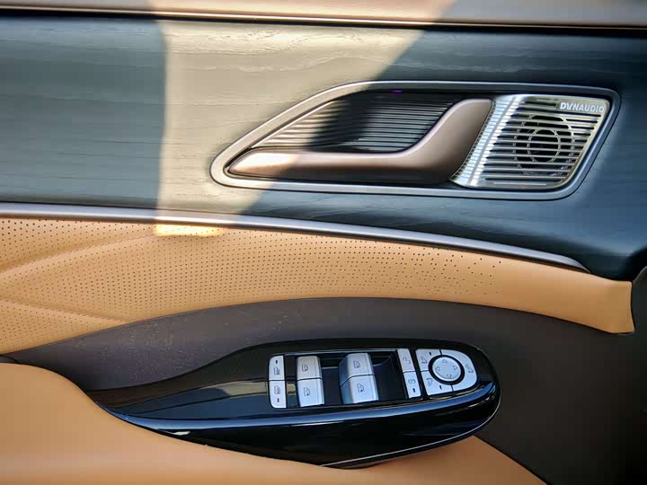 Фото 17 - Denza D9